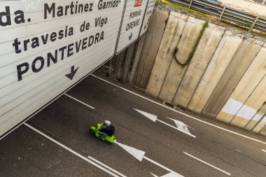Bir tünel - Vigo - İspanya geçen bir scooter