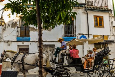 Cordoba / Cordoba - İspanya eski şehir bölgesinde yürüyüş İspanya 08/20/18 - turist