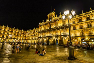 Salamanca, İspanya 08/20/18 - Salamanca - İspanya büyük ana meydanında akşamları