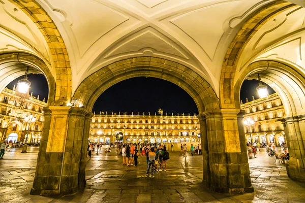 Salamanca, İspanya 08/20/18 - Salamanca - İspanya büyük ana meydanında akşamları