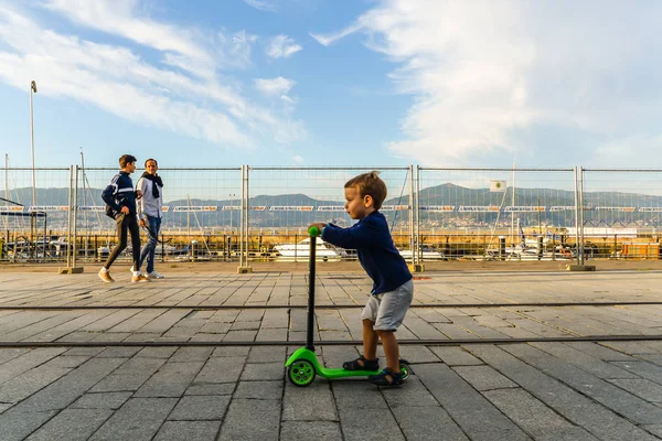 Vigo-İspanya - 10/5/18 - Vigo bağlantı noktasında oyuncak scooter üzerinde bir çocuk
