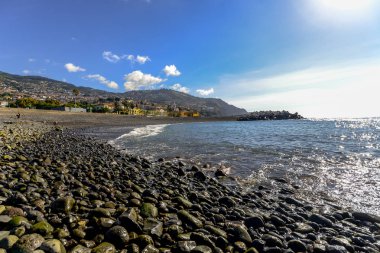Bir çakıl plajı Funchal - Maderia, Portekiz
