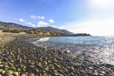 Bir çakıl plajı Funchal - Maderia, Portekiz