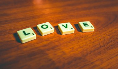 Scrabble parçalar halinde kelime aşk dile