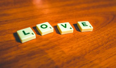 Scrabble parçalar halinde kelime aşk dile