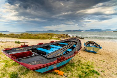 Balıkçı tekneleri Vigo - Galiçya, İspanya küçük bir plajda topluluğu