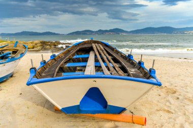 Balıkçı tekneleri Vigo - Galiçya, İspanya küçük bir plajda topluluğu