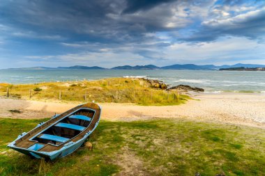 Balıkçı tekneleri Vigo - Galiçya, İspanya küçük bir plajda topluluğu