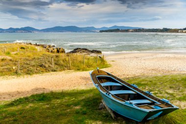 Balıkçı tekneleri Vigo - Galiçya, İspanya küçük bir plajda topluluğu