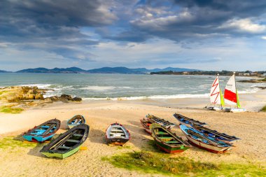 Balıkçı tekneleri Vigo - Galiçya, İspanya küçük bir plajda topluluğu