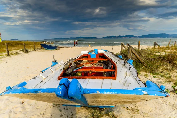 Balıkçı tekneleri Vigo - Galiçya, İspanya küçük bir plajda topluluğu