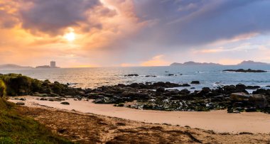 Gün batımından sonra büyük bir fırtına Deep Beach Vigo - Galiçya, İspanya