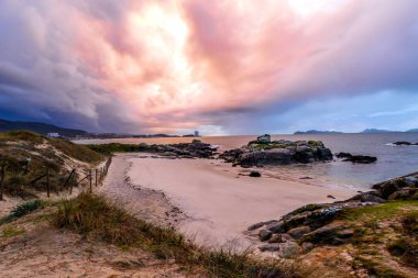 Gün batımından sonra büyük bir fırtına Deep Beach Vigo - Galiçya, İspanya