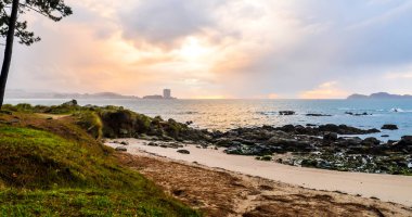 Gün batımından sonra büyük bir fırtına Deep Beach Vigo - Galiçya, İspanya
