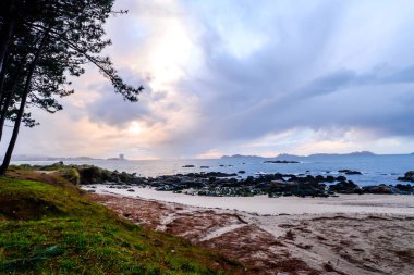 Gün batımından sonra büyük bir fırtına Deep Beach Vigo - Galiçya, İspanya