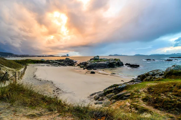 Gün batımından sonra büyük bir fırtına Deep Beach Vigo - Galiçya, İspanya