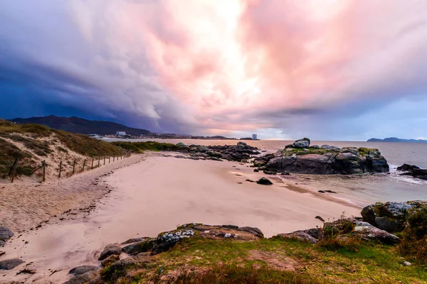 Gün batımından sonra büyük bir fırtına Deep Beach Vigo - Galiçya, İspanya