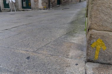 Camino de Santiago - TUI - Galiçya, İspanya boyunca sarı