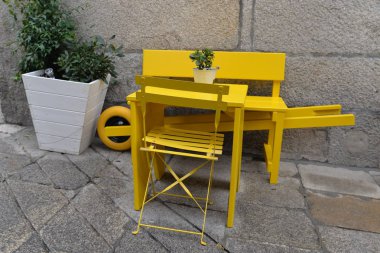 Birtakım sarı sandalye ve masa TUI - Galiçya, İspanya