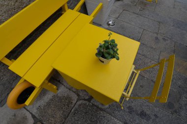 Birtakım sarı sandalye ve masa TUI - Galiçya, İspanya