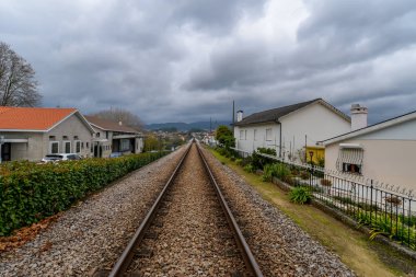Valenca/Portekiz - 11/29/18 - demiryolu hattı çalışan aracılığıyla Valenca - Portekiz