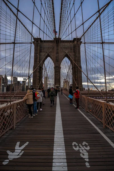 New York Usa People Crossing Bridge Sunset — стоковое фото