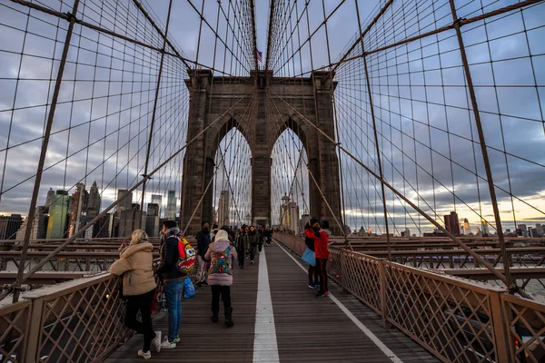 New York Usa People Crossing Bridge Sunset — стоковое фото