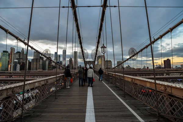 New York Usa People Crossing Bridge Sunset — стоковое фото