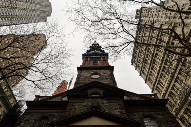 Küçük kilise ve Dünya Ticaret Merkezi'nin yanındaki mezarlık