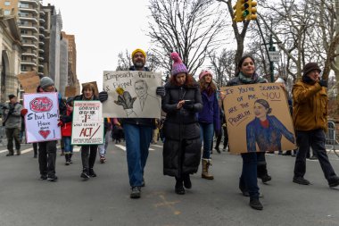 2019 Mart New York/ABD - 01/19/18 - katılımcılar ve kadın işaret