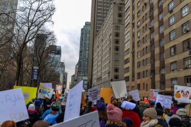 2019 Mart New York/ABD - 01/19/18 - katılımcılar ve kadın işaret