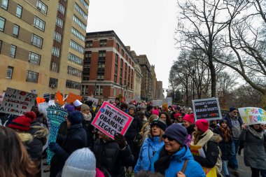 2019 Mart New York/ABD - 01/19/18 - katılımcılar ve kadın işaret