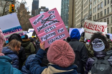 2019 Mart New York/ABD - 01/19/18 - katılımcılar ve kadın işaret