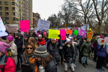 2019 Mart New York/ABD - 01/19/18 - katılımcılar ve kadın işaret