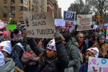 2019 Mart New York/ABD - 01/19/18 - katılımcılar ve kadın işaret