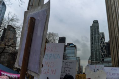 2019 Mart New York/ABD - 01/19/18 - katılımcılar ve kadın işaret