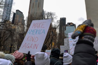 2019 Mart New York/ABD - 01/19/18 - katılımcılar ve kadın işaret