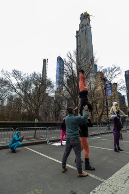 2019 Mart New York/ABD - 01/19/18 - katılımcılar ve kadın işaret