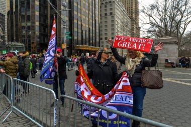 2019 Mart New York/ABD - 01/19/18 - katılımcılar ve kadın işaret