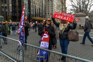 2019 Mart New York/ABD - 01/19/18 - katılımcılar ve kadın işaret