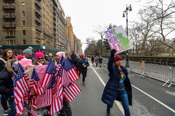 Nueva York Estados Unidos Participantes Pancartas Marcha Las Mujeres 2019 — Foto de Stock