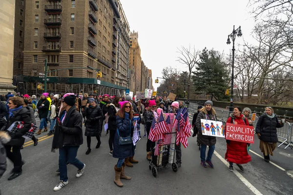 Nueva York Estados Unidos Participantes Pancartas Marcha Las Mujeres 2019 —  Fotos de Stock