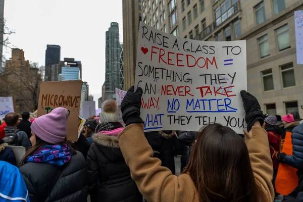 Nueva York Estados Unidos Participantes Pancartas Marcha Las Mujeres 2019 —  Fotos de Stock