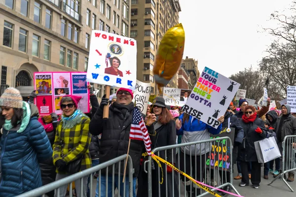 Nueva York Estados Unidos Participantes Pancartas Marcha Las Mujeres 2019 — Foto de Stock