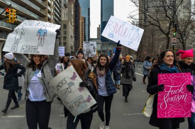 2019 Mart New York/ABD - 01/19/18 - katılımcılar ve kadın işaret