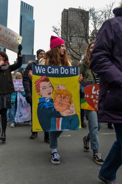 2019 Mart New York/ABD - 01/19/18 - katılımcılar ve kadın işaret