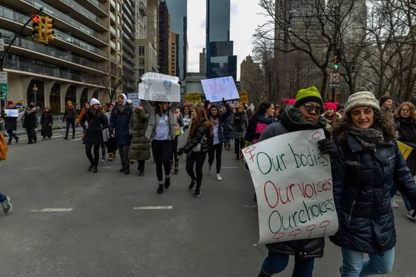 2019 Mart New York/ABD - 01/19/18 - katılımcılar ve kadın işaret