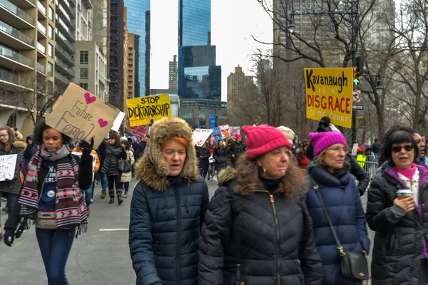 Nueva York Estados Unidos Participantes Pancartas Marcha Las Mujeres 2019 —  Fotos de Stock