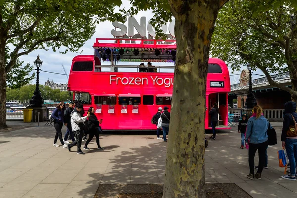 Růžový autobus v Southwarku — Stock fotografie