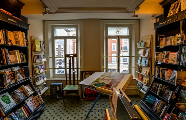 Книжный магазин Hatchards - Лондон, Великобритания — стоковое фото